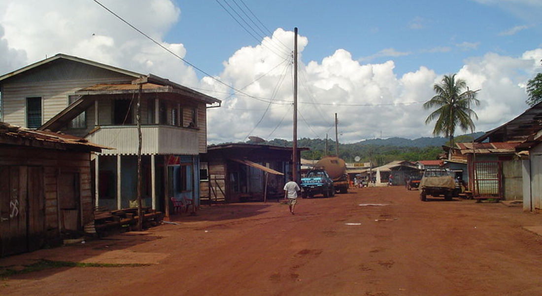 Centro comercial de Mahdia, cidade onde ocorreu o incêndio, na Guiana