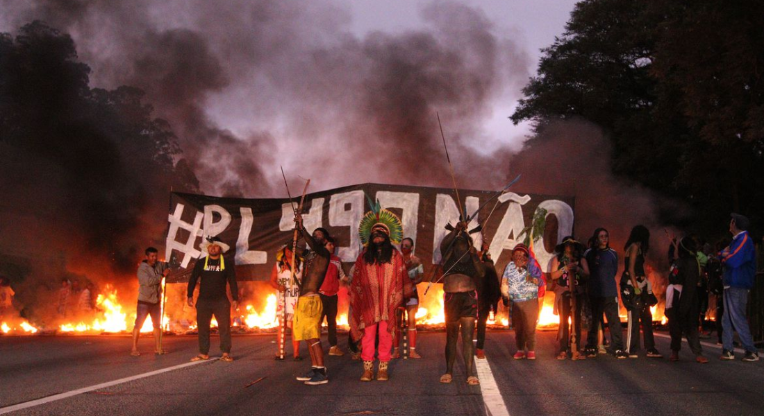 Protesto de guaranis em rodovia em São Paulo contra Marco temporal