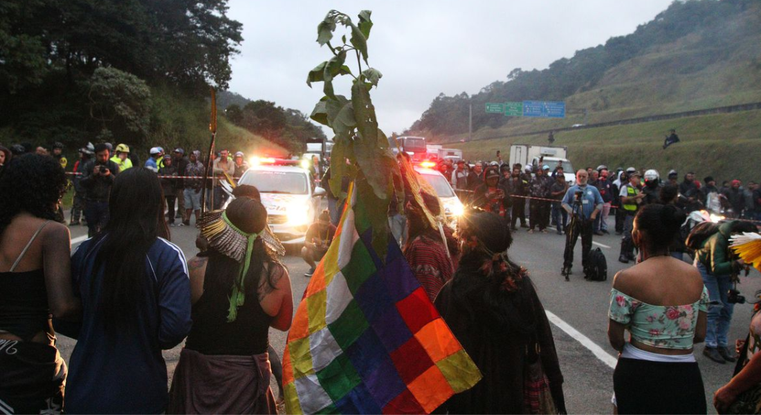 Protesto de indígenas em rodovia em São Paulo contra marco temporal de demarcação de terras