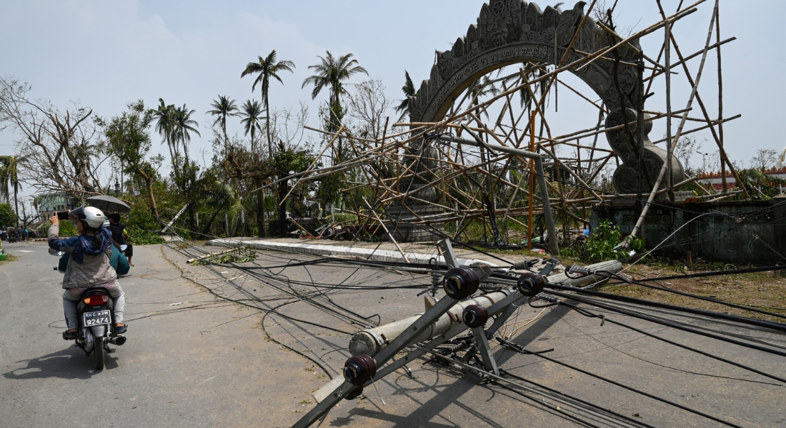 Poste de energia caído após passagem do Mocha em Sittwe, em Mianmar