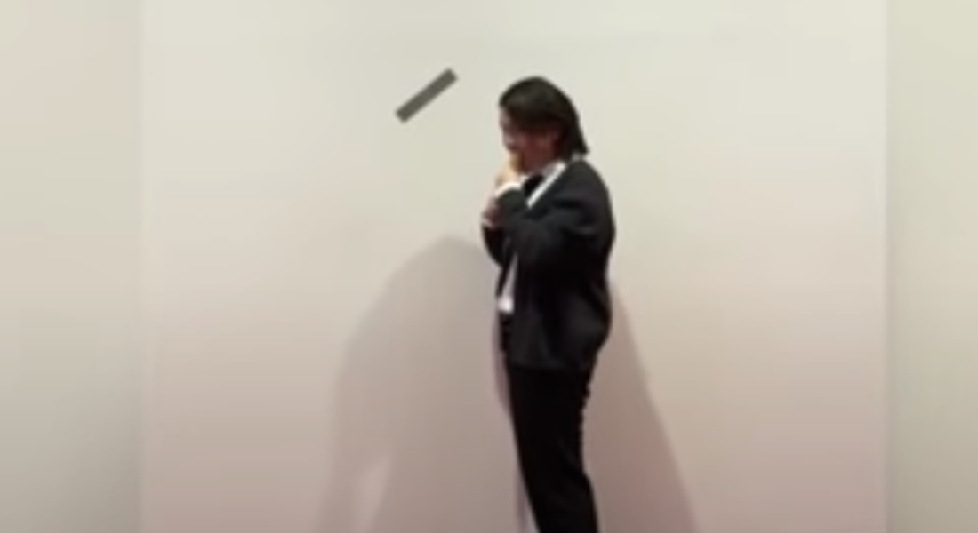 Estudante comendo a obra de arte