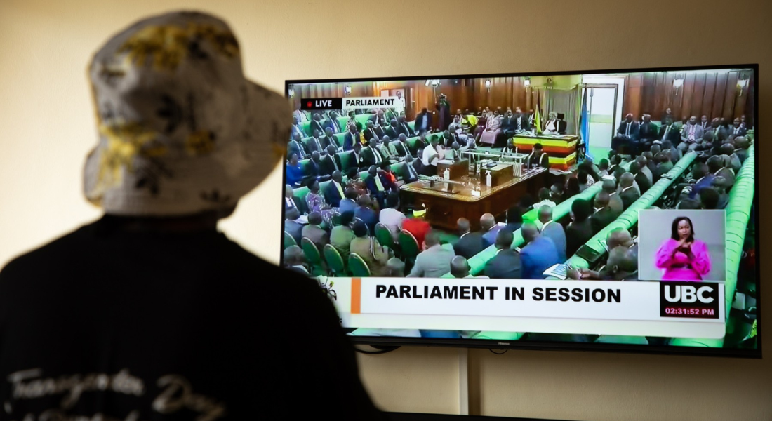 Mulher trans assiste à sessão no parlamento sobre o polêmico então projeto de lei em Uganda