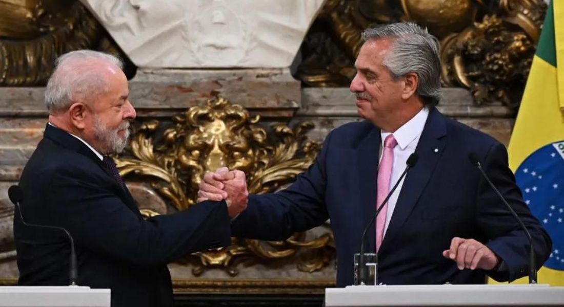 Presidentes do Brasil e da Argentina, Luiz Inácio Lula da Silva e Alberto Fernández, apertam as mãos durante reunião bilateral na Casa Rosada 