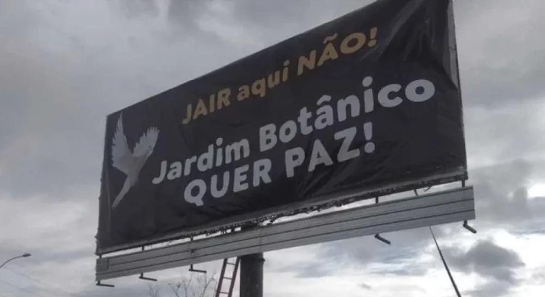 Grupo de moradores instalou outdoor contra mudança de Bolsonaro para condomínio no DF: "Aqui não"