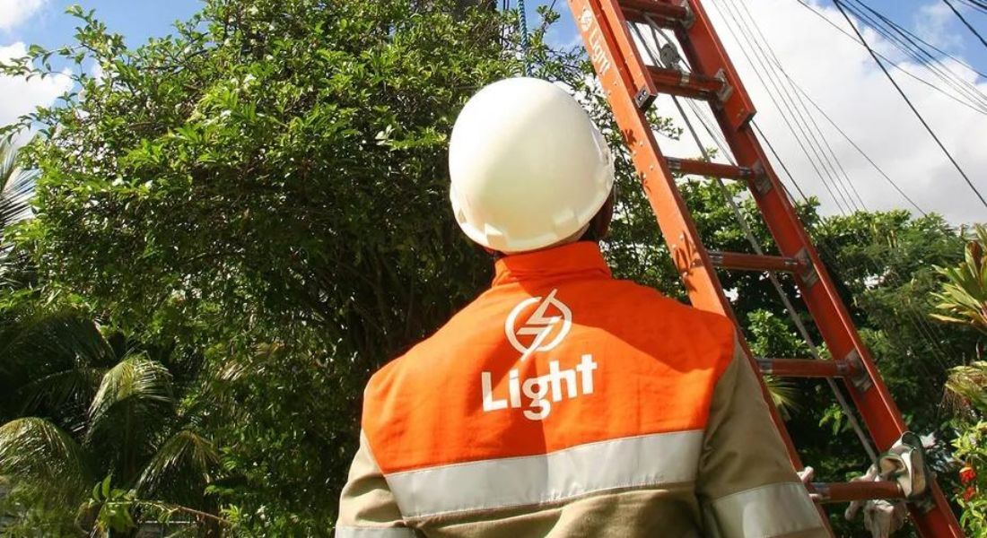 Técnico da Light faz reparo no Rio 