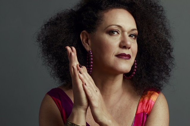 Ceumar, cantora e compositora mineira