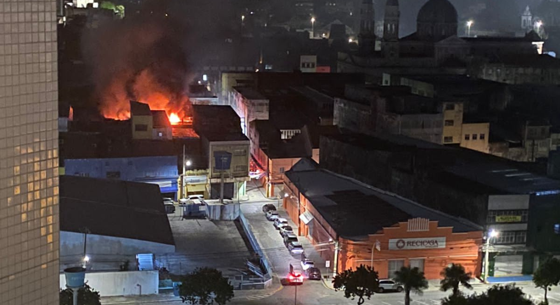 Incêndio atinge loja no bairro de São José, no Recife