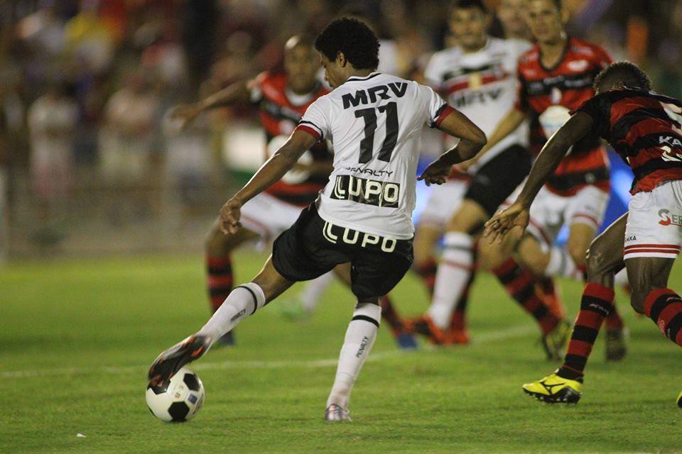 Exato momento em que Keno fez a jogada que culminou no gol de Arthur e no título do Santa da Copa do Nordeste