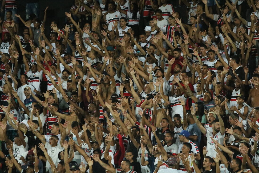 Torcedores do Santa Cruz durante partida no Arruda