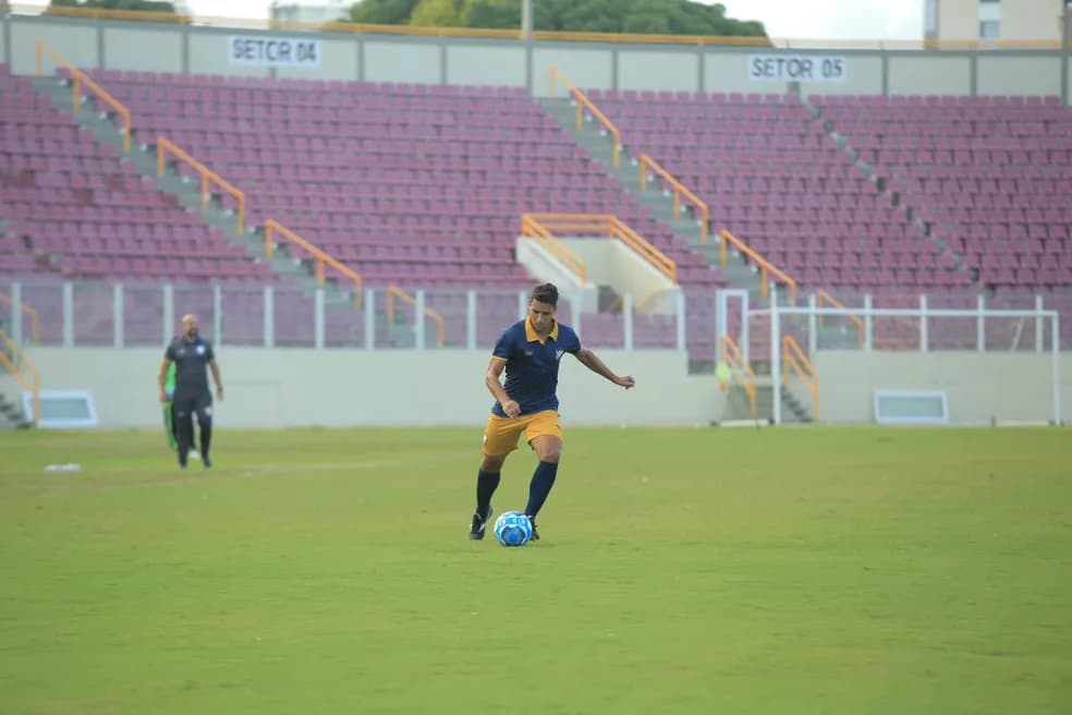 Jean, volante e lateral-direito do Retrô