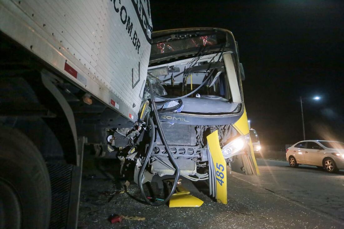 Colisão entre uma carreta de dois compartimentos e ônibus ocorreu na BR-101, no Cabo de Santo Agostinho