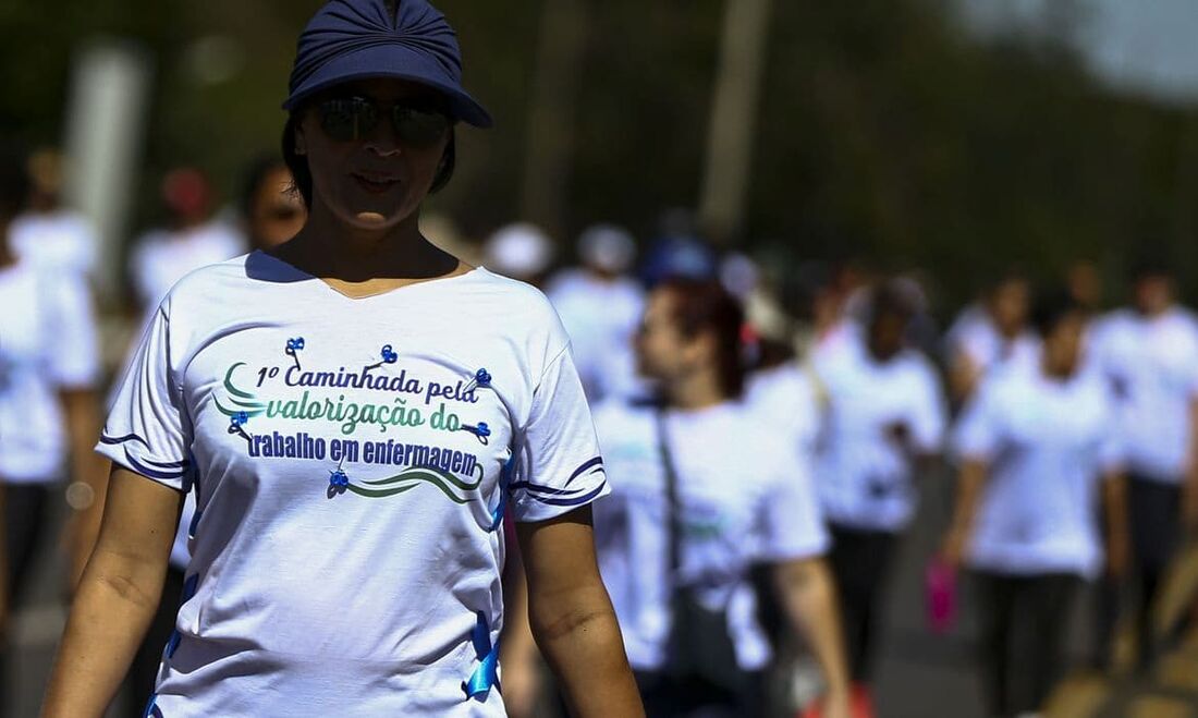 Cerca de 150 enfermeiros, enfermeiras, técnicos e técnicas e estudantes de enfermagem participaram da caminhada em Brasília