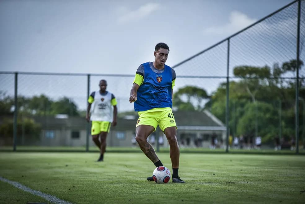 Marcelo Ajul durante treinamento no Sport 