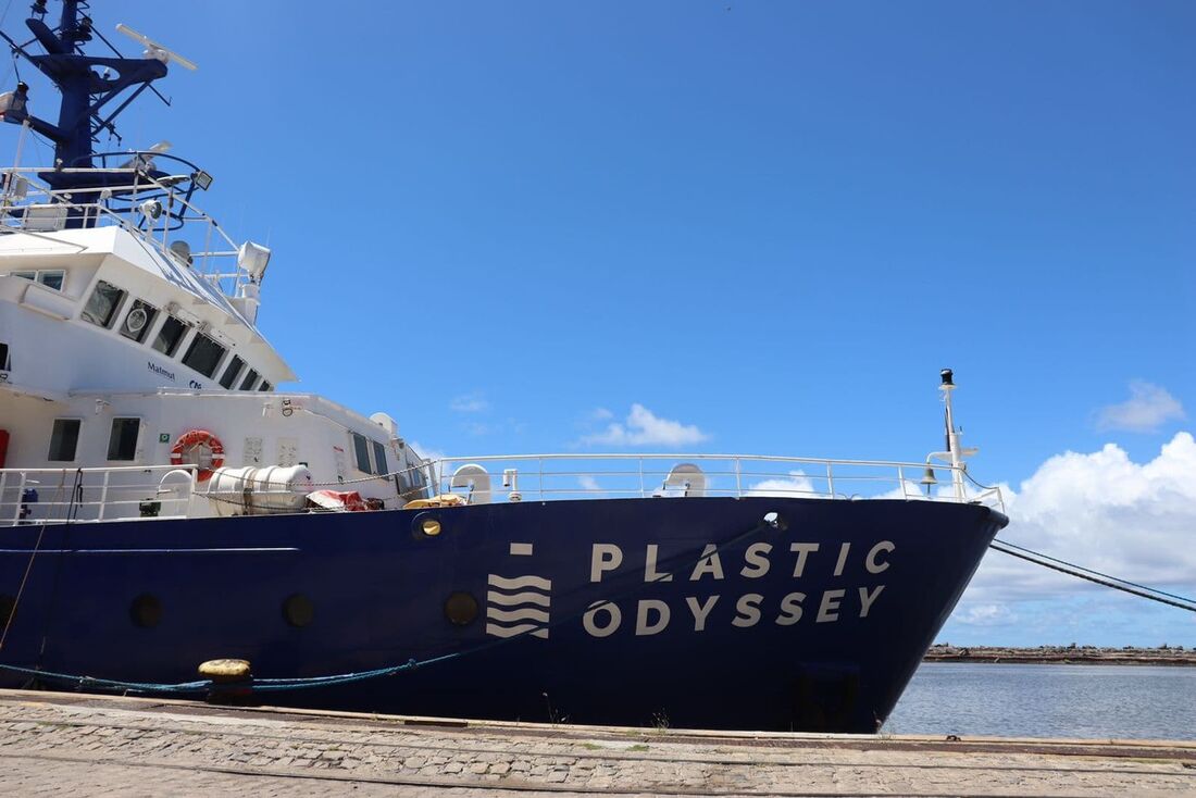 Navio Plastic Odyssey, no Porto do Recife 