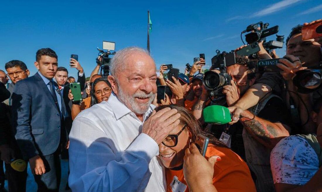 Lula desce a rampa do Planalto com Janja para falar sobre retirada das grades