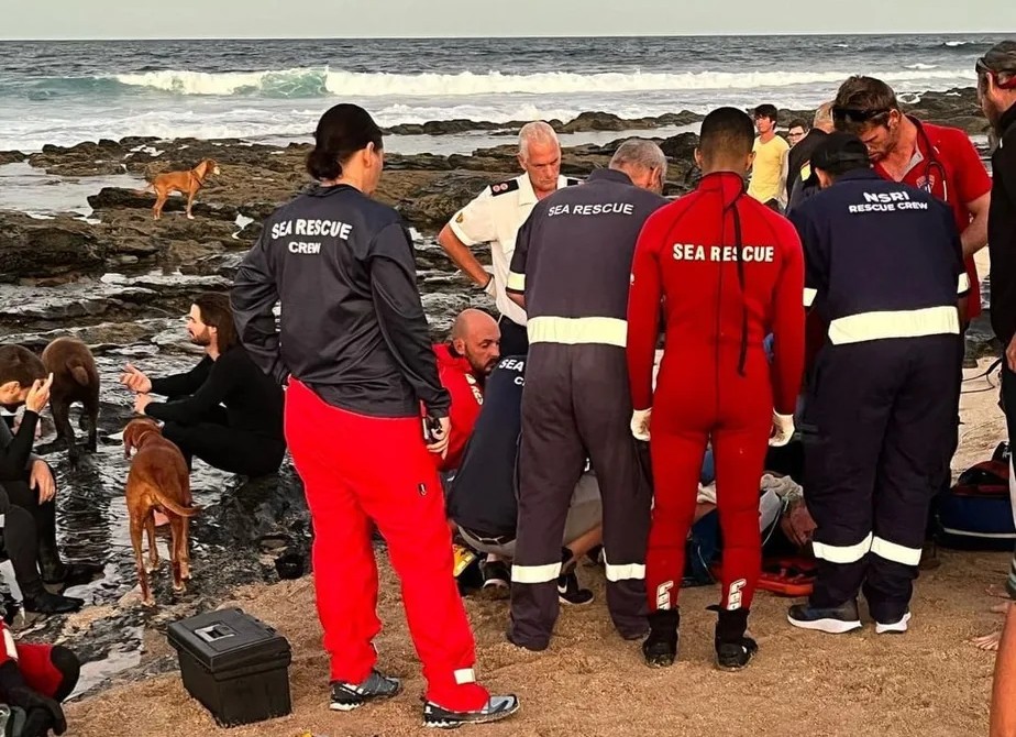 Sufista atacado por tubarão na África do Sul recebe os primeiros socorros ainda na praia 