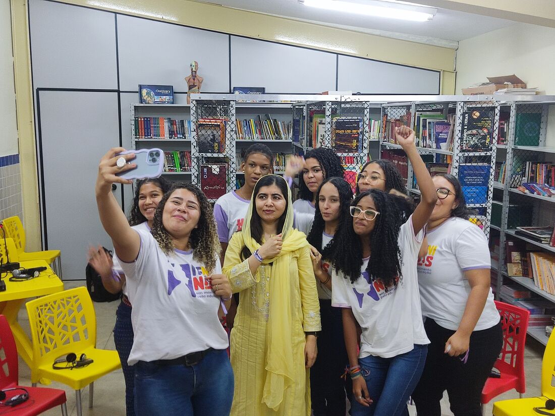 Malala Yousafzai posa para fotos com integrantes do Projeto Projeto Meninas em Movimento pela Educação