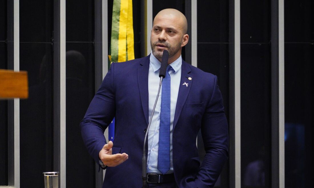 Em maio do ano passado, Bolsonaro assinou um decreto concedendo graça constitucional à pena do ex-deputado federal Daniel Silveira (PTB-RJ).