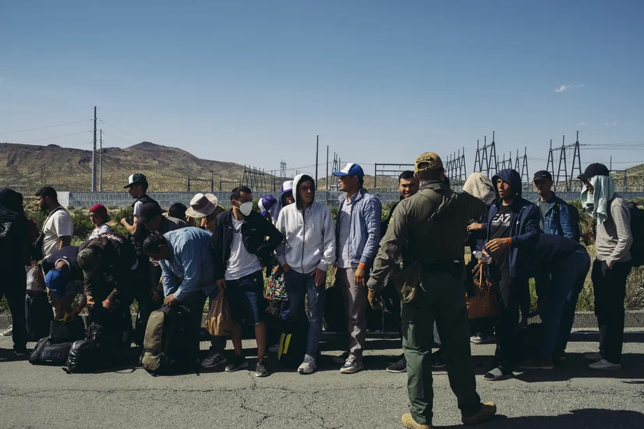 Imigrantes aguardam em fila para atendimento em centro de detenção de imigrantes nos Estados Unidos