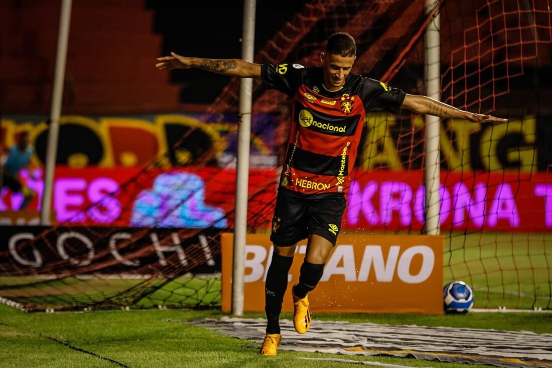 Luciano Juba comemora gol contra o Tombense