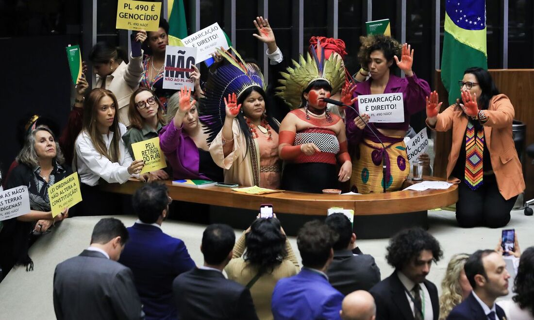 Pelo projeto aprovado, serão consideradas terras tradicionais, passíveis de demarcação, as que foram ocupadas pelos povos indígenas até 5 de outubro de 1988