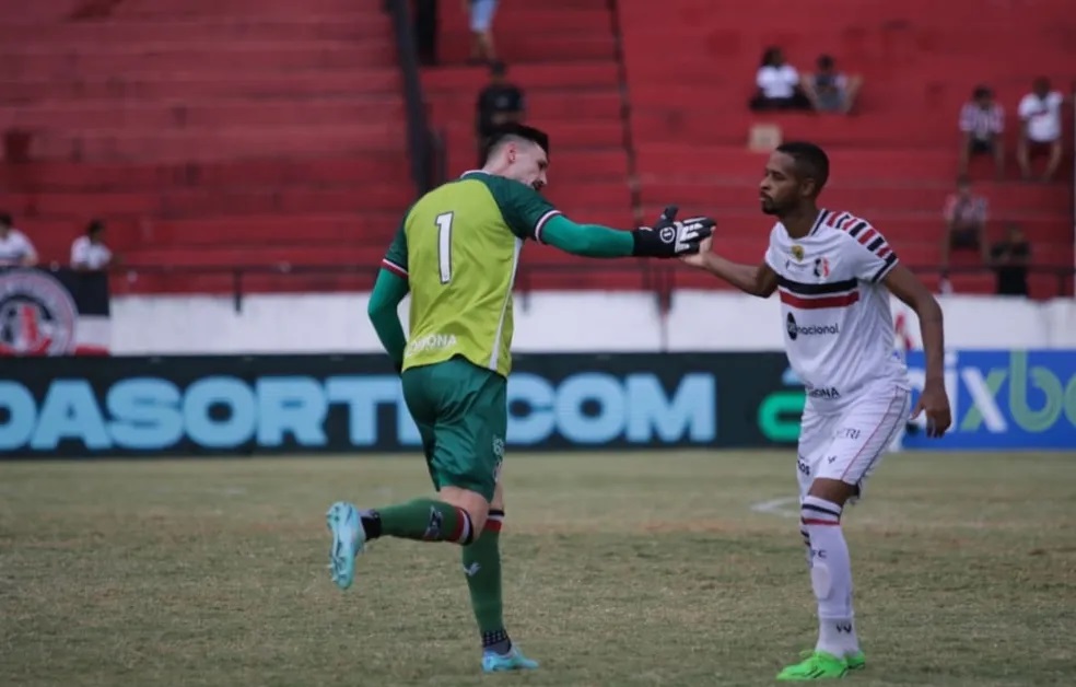 Marcus Vinícius, lateral-esquerdo do Santa Cruz