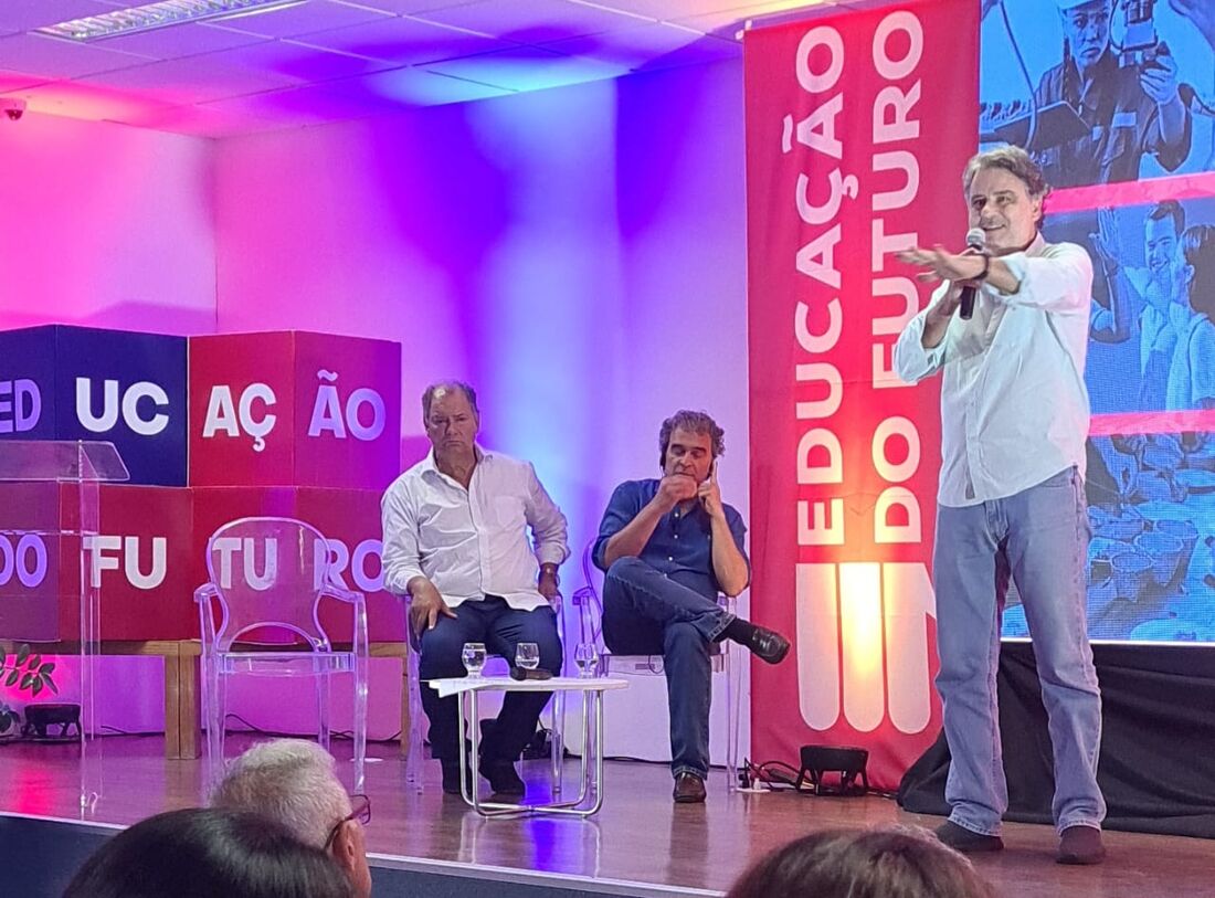 Da esquerda para a direita, deputado federal Alceu Moreira (MDB-RS); ex-prefeito de Medellín, na Colômbia, Sergio Fajardo; e o presidente do MDB de Pernambuco, Raul Henry