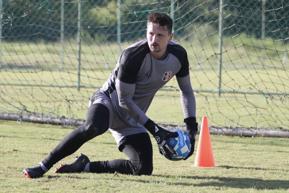 Michael, goleiro do Santa Cruz