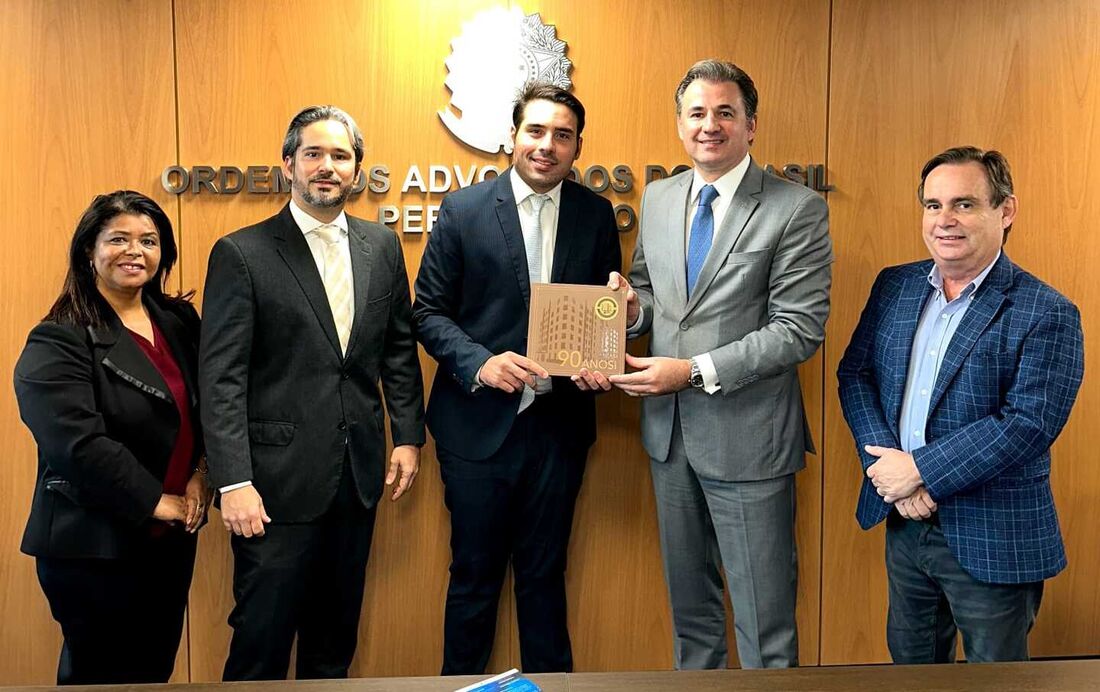 Deputado João Paulo Costa (no centro) com o presidente da OAB, Fernando Ribeiro Lins (de cinza) e outros representantes da Ordem