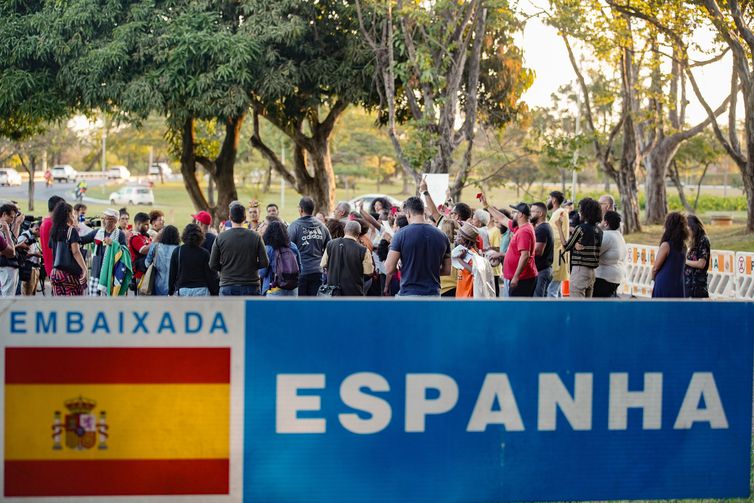 Ato na frente da Embaixada da Espanha no Brasil pede atuação contra racismo sofrido por Vini Jr.