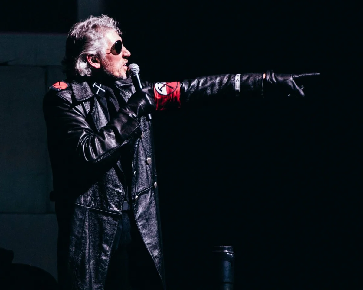 Roger Waters vestiu uma roupa de "estilo nazista", que levou à abertura de uma investigação da polícia alemã