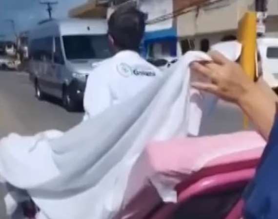 Homem é transportado de maca no meio da rua na cidade de Goiana