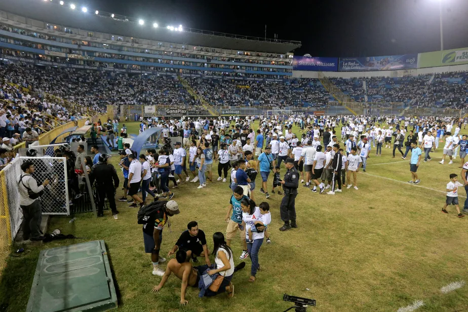 A partida foi suspensa enquanto equipes de emergência retiravam as pessoas do estádio