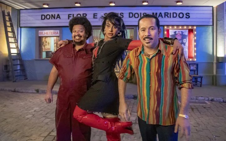 Lili (Linn da Quebrada), Francis (Edmilson Filho) e Munízio (Haroldo Guimarães) na série "Cine Holliúdy"