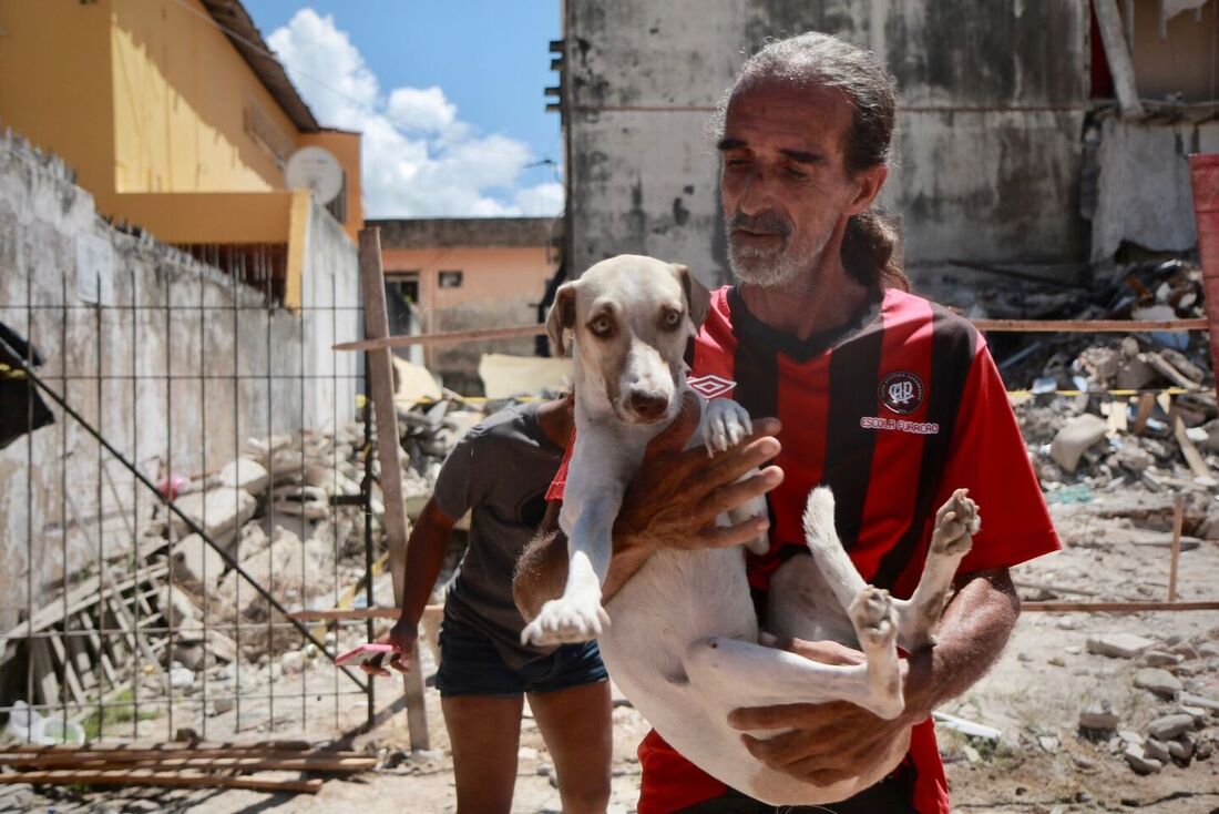 Marcelo Augusto Silva, 57, e seu cão, resgatado do Edf. Leme