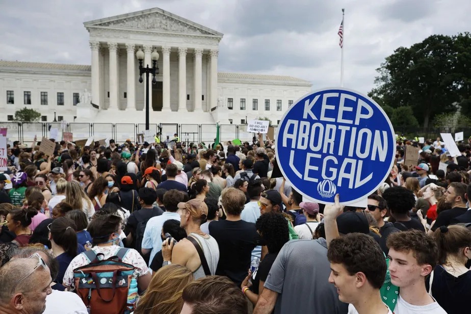 Manifestantes protestam em frente à Suprema Corte dos EUA contra decisão que derrubou direito constitucional ao aborto 