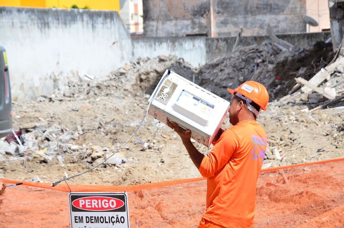 Pertences de moradores do Edifício Leme, em Olinda, são recuperados durante a demolição do prédio