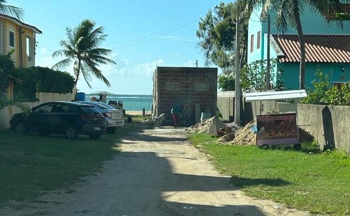 Obra em rua que dá acesso ao mar em Tamandaré