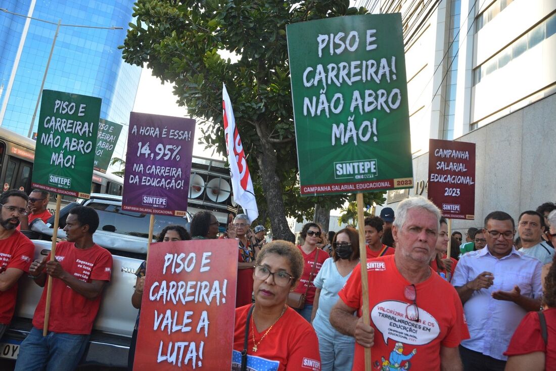 Ato de vigília em protesto foi iniciado às 15h desta segunda-feira (8), no bairro do Pina, Zona Sul do Recife