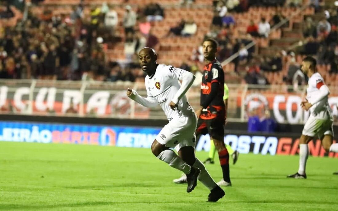 Artilheiro do Leão da Ilha, o artilheiro Vagner Love abriu o placar do confronto diante do Ituano