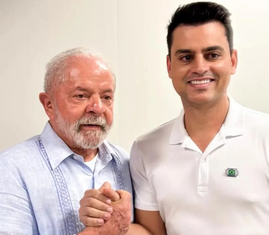 Lula de mãos dadas com Yury do Paredão (PL-CE) em evento em Juazeiro do Norte 