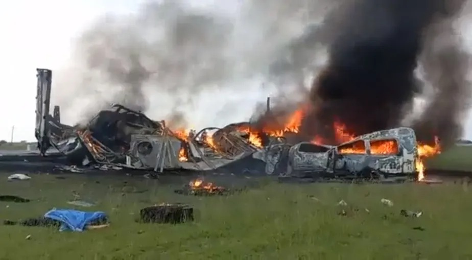 Véiculos pegaram fogo após baterem de frente um contra o outro no estado de Tamaulipas, no México 