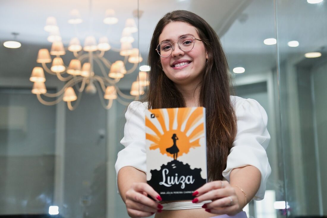 Escritora Ana Júlia lança seu livro "Luiza" na Bienal do Livro, sábado (14) e domingo (15)