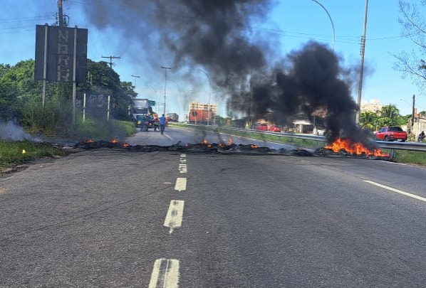 MORADORES FECHAM A BR-251 EM PROTESTO ÀS MÁS CONDIÇÕES DA ESTRADA - O  Tabuleiro