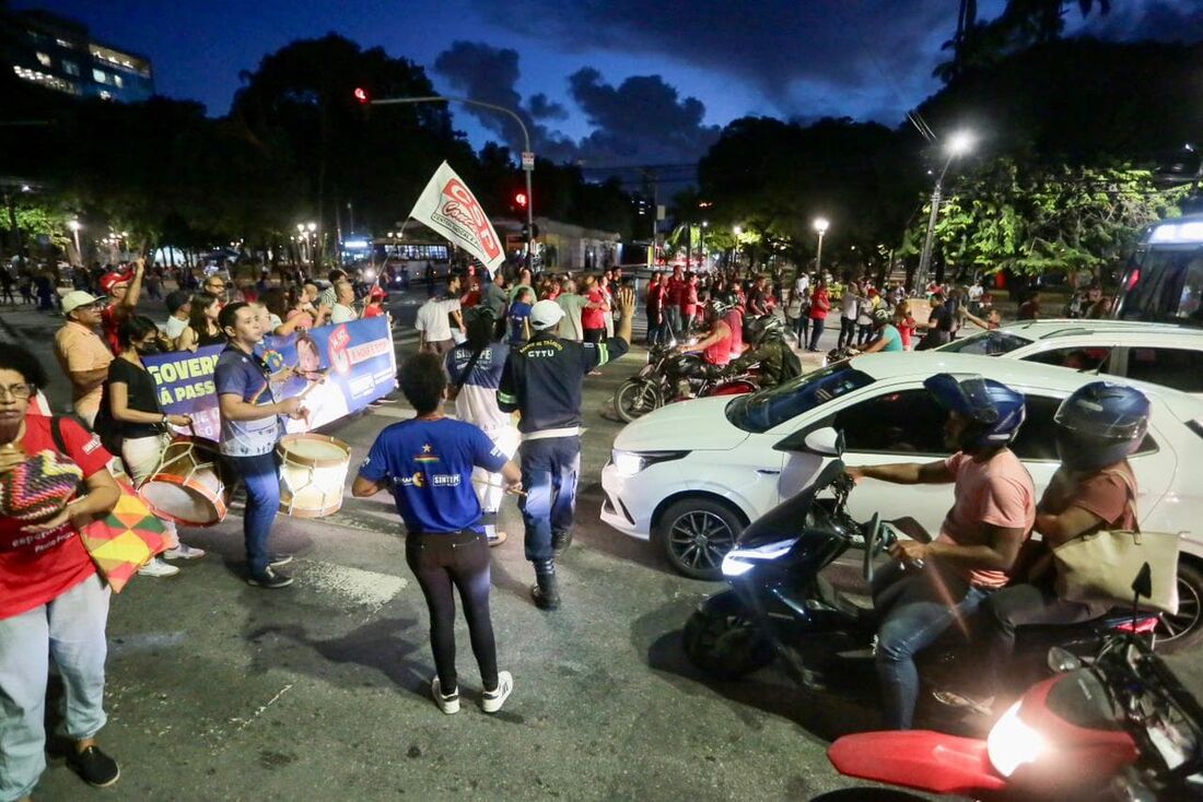 Protesto foi iniciado no fim da tarde desta terça-feira (16) e recebeu aproximadamente 50 professores