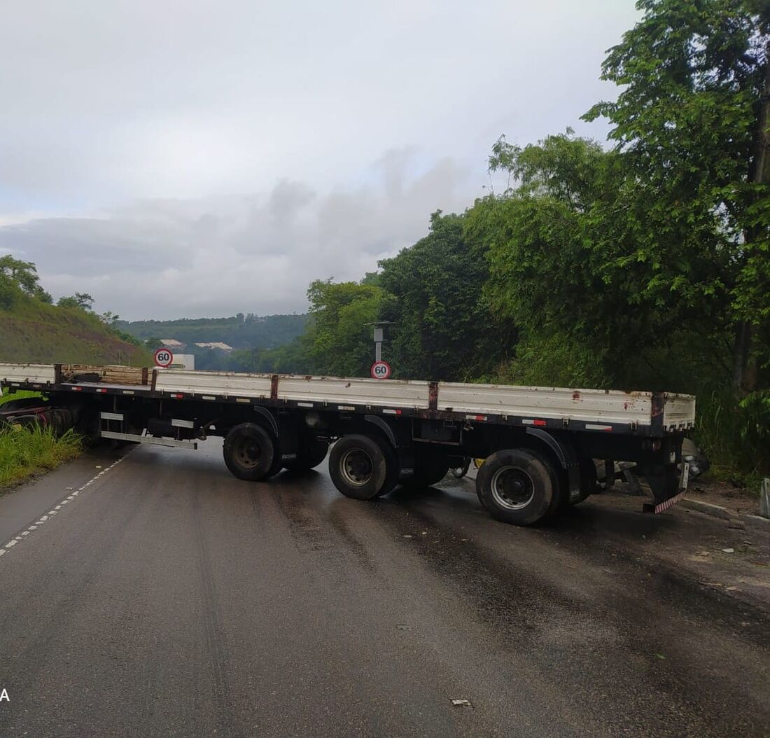 Um guincho foi acionado para retirar o caminhão da área