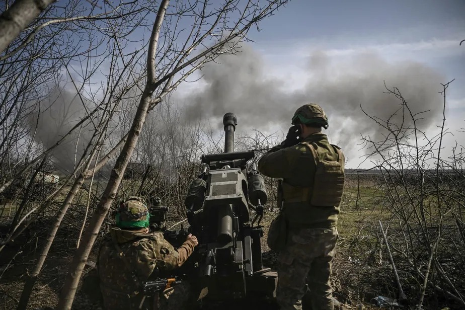 Militares ucranianos disparam com um obus M119 105mm em posições russas perto de Bakhmut, Ucrânia 