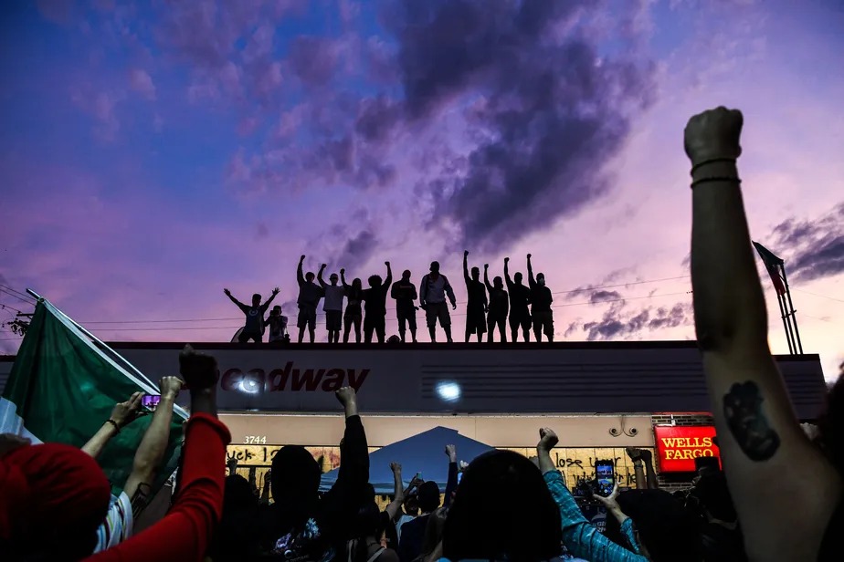 Manifestantes erguem os punhos durante protesto do Black Lives Matter em Minneapolis. 