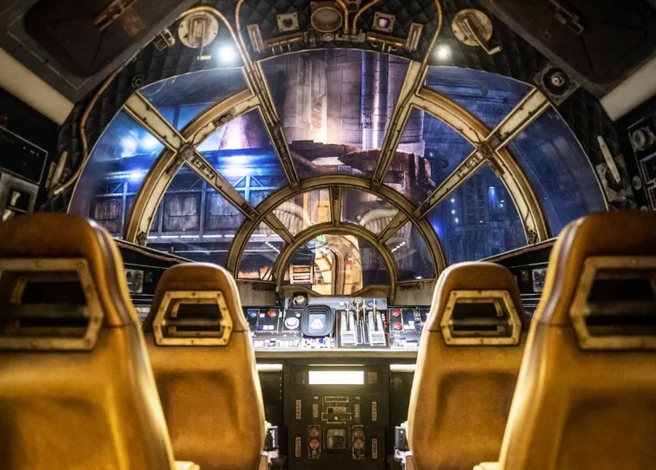 Simulador da nave Millenium Falcon é uma das atrações inspiradas em Star Wars da Disney. Hotel temático vai fechar em setembro 