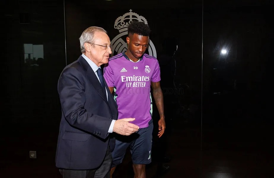 Florentino Pérez se reuniu com Vinicius Júnior nesta segunda-feira 